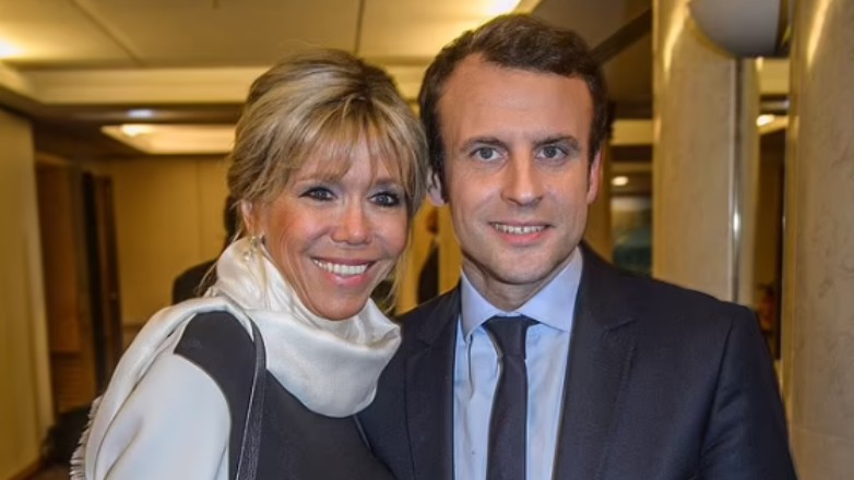 Μακρόν: «Το χειρότερο είναι οι ψευδείς πληροφορίες και τα κατασκευασμένα σενάρια»