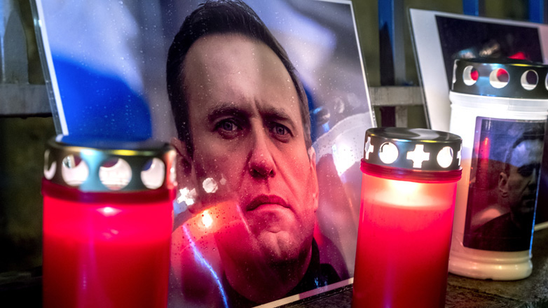 Οι γονείς του Ναβάλνι ευχαριστούν τον κόσμο που του αποτίει φόρο τιμής