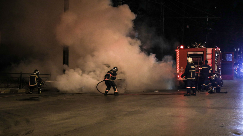 Ζωγράφου: Στις φλόγες αυτοκίνητα έξω από την Πανεπιστημιούπολη Ζωγράφου: Στις φλόγες αυτοκίνητα έξω από την Πανεπιστημιούπολη