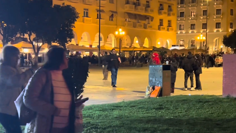 Θεσσαλονίκη: Κουκουλοφόροι επιτέθηκαν στη συγκέντρωση κατά της ομοφοβίας