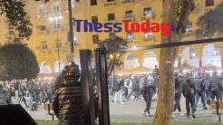 Η στιγμή που 150 άτομα επιτίθενται σε δύο τρανσέξουαλ στη Θεσσαλονίκη – 21 συλλήψεις απο την ΕΛΑΣ