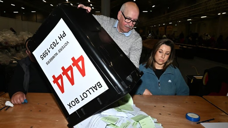 Οι Ιρλανδοί ψηφοφόροι απέρριψαν την προσπάθεια αλλαγής του Συντάγματος για τις γυναίκες και την οικογένεια