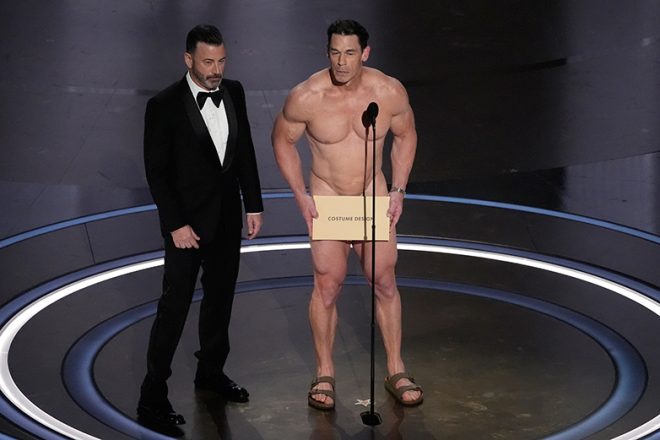 Όσκαρ 2024: Ο Τζον Σίνα έδωσε το βραβείο καλύτερων κοστουμιών γυμνός