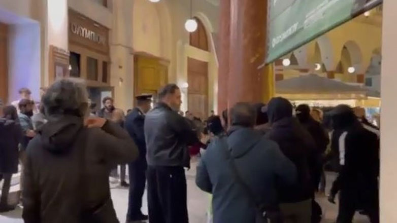 Θεσσαλονίκη: Η αγωνία του αστυνομικού που χτυπήθηκε από κουκουλοφόρο για την κόρη του – «Μην κάνεις κάτι και σε βρουν»