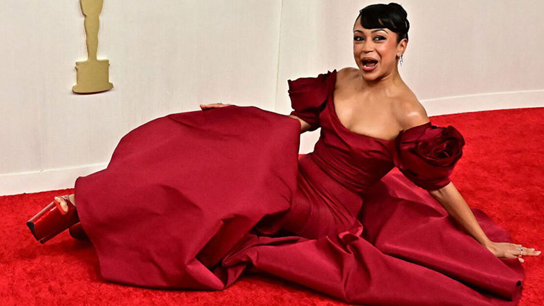 Oscars 2024: Η viral τούμπα της Liza Koshy στο κόκκινο χαλί των βραβείων