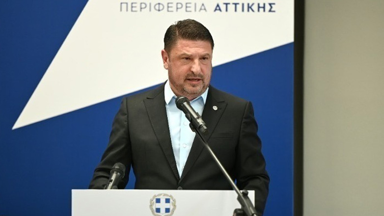 Νέα αφισορύπανση στην Αττική – Με εντολή Χαρδαλιά ξηλώνονται και οι αφίσες του ΚΚΕ