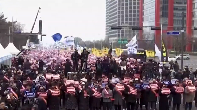 Η κυβέρνηση της Ν. Κορέας κινεί διαδικασίες για να τεθούν σε διαθεσιμότητα 4.900 απεργοί ειδικευόμενοι γιατροί