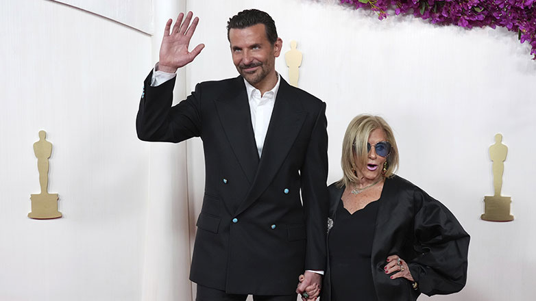 Όσκαρ 2024: Ο Μπράντλεϊ Κούπερ στο κόκκινο χαλί με τη μητέρα του για άλλη μία φορά