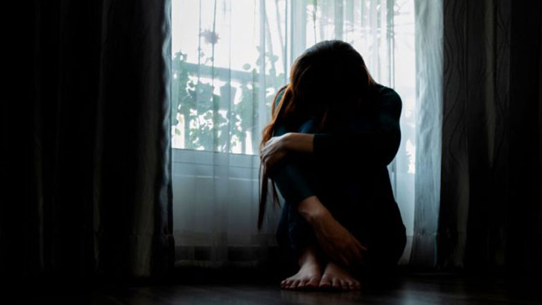 Φρίκη στην Ομόνοια: Αστυνομικοί βρήκαν γυναίκα δεμένη και μαχαιρωμένη σε εγκαταλελειμμένο κτήριο