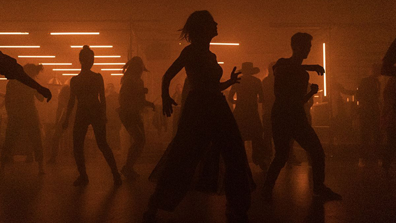 Ο Λούκας Τβαρκόβσκι επιστρέφει με μια συλλογική rave εμπειρία στη Μαλακάσα