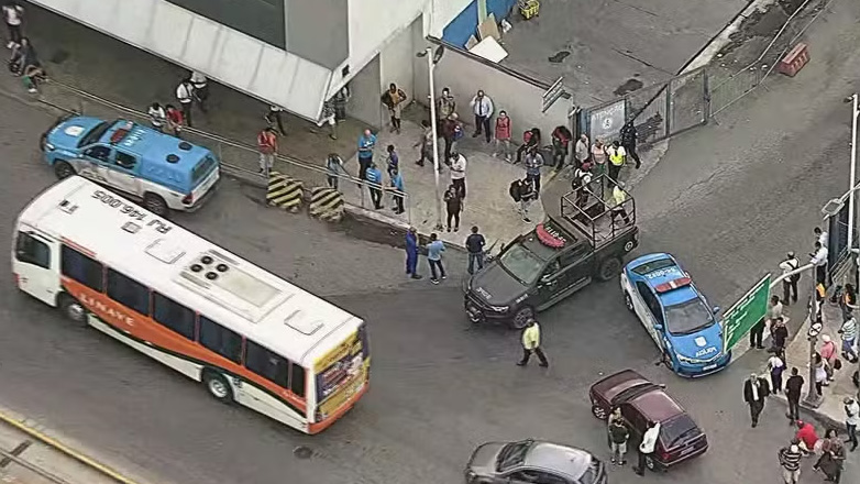 Βραζιλία: Παραδόθηκε στην αστυνομία ο ένοπλος που κρατούσε 17 ομήρους σε λεωφορείο