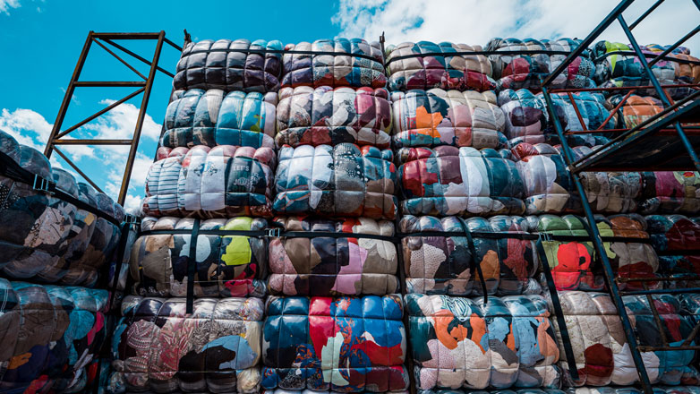 Παρίσι: Προτείνει ευρωπαϊκή απαγόρευση για τις εξαγωγές μεταχειρισμένων ενδυμάτων