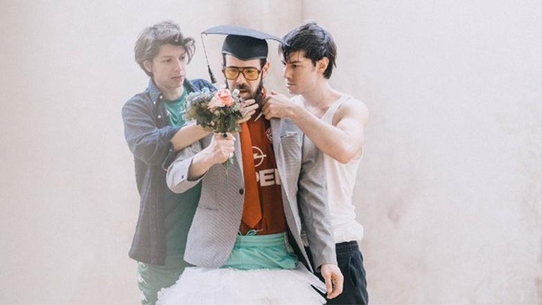 Τα στερεότυπα γύρω από το ανδρικό φύλο διερευνά η παράσταση «Τι είναι αυτό που με κάνει αγόρι;»