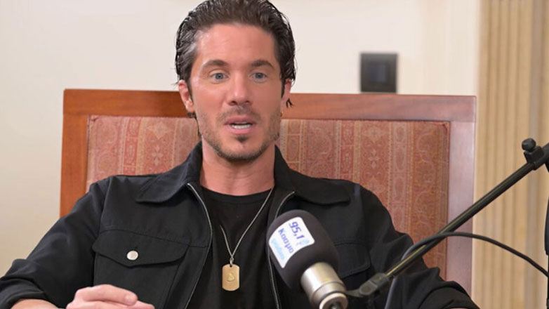 Νίκος Οικονομόπουλος: «Με στιγμάτισε ο χωρισμός των γονιών μου, το τραύμα παραμένει»