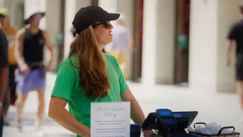 Αγνώριστη η Μαρία Σάκκαρη – Δείτε την σε ρόλο… πωλήτριας ποπ κορν!