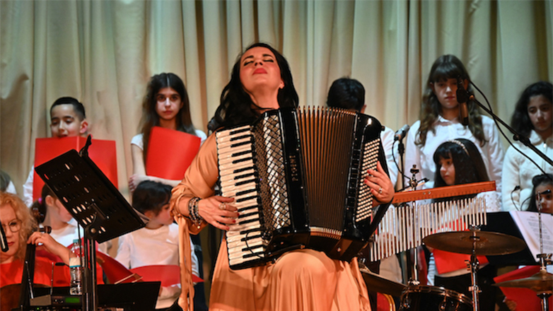 Άρωμα γυναίκας στον κατάμεστο Φιλολογικό Σύλλογο «Παρνασσός» με τη Ζωή Τηγανούρια