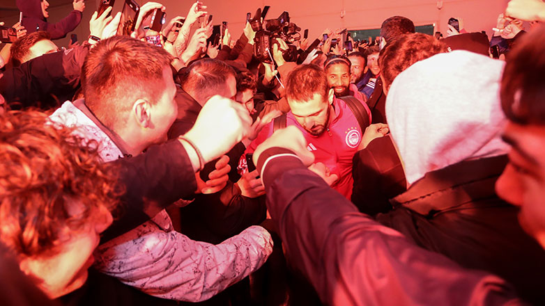 Αποθέωση στο αεροδρόμιο κατά την άφιξη του Ολυμπιακού!