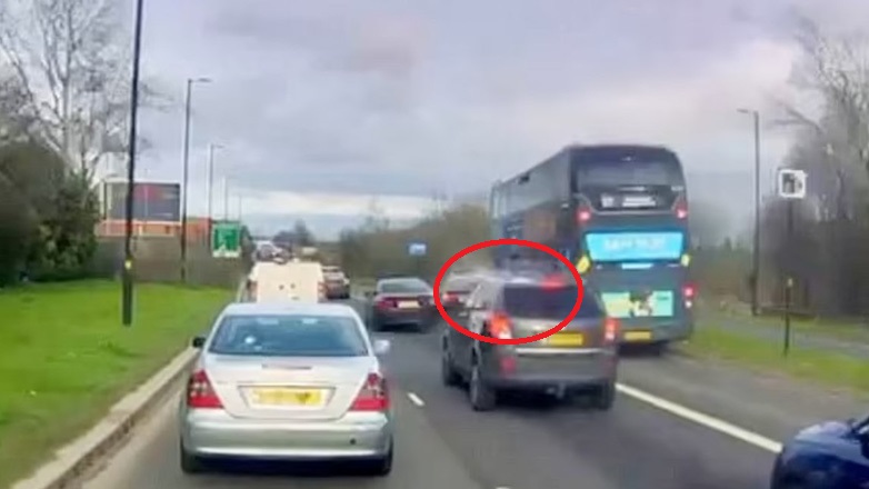 Έκανε το λάθος να μπει στη λεωφορειολωρίδα