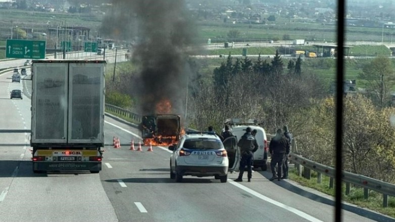 Θεσσαλονίκη: Κάηκε ολοσχερώς Ι.Χ. φορτηγό στην Εγνατία Οδό