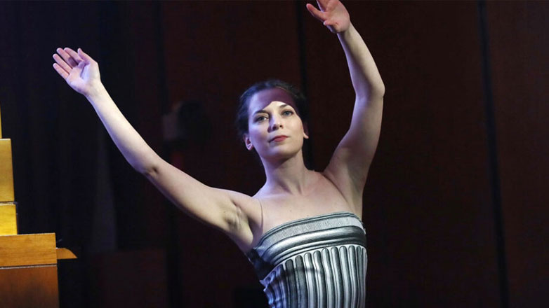 Μαίρη Κατράντζου: Σχεδίασε τις νέες στολές των Τελετών της Ολυμπιακής Φλόγας – Από που είναι εμπνευσμένες