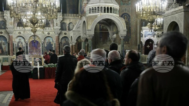 Βουλγαρία: Κληρικοί και λαϊκοί υποβάλλουν τα σέβη τους τελευταία φορά στον μακαριστό Πατριάρχη Νεόφυτο