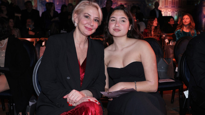 Μαρία Νικόλτσιου: Σπάνια δημόσια εμφάνιση με την κόρη της Αθηνά στο bridal show του «Yes I Do»