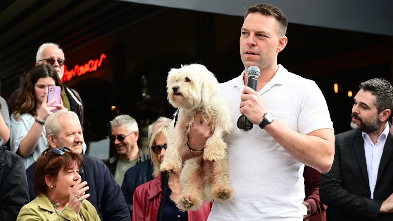 Ο Κασσελάκης στη Θήβα λίγο πριν περάσει την πύλη του στρατοπέδου