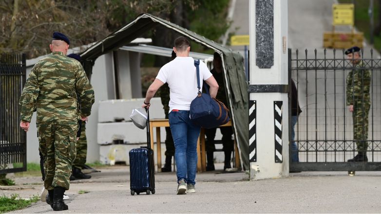 Σε θάλαμο με άλλους 16 νεοσύλλεκτους το… στραβάδι