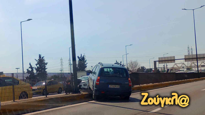 Τροχαίο στην Αθηνών – Λαμίας – Αυτοκίνητο προσέκρουσε επάνω στο διαχωριστικό διάζωμα