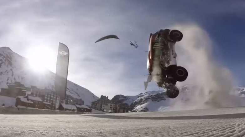 Βίντεο: Όταν το MINI προσπάθησε να κάνει ρεκόρ άλματος στα 110 μέτρα, όμως ήρθε η καταστροφή