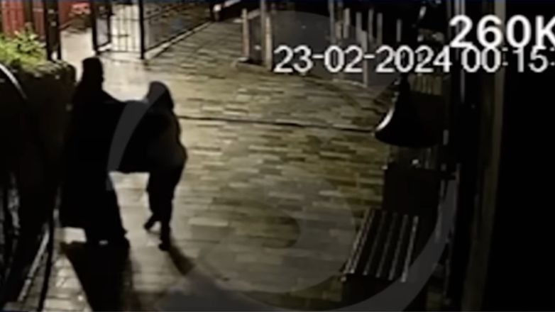 Κύπρος: Νέο βίντεο από την «αμαρτωλή» Μονή – Κουβαλούσαν κρυφά βαρύ αντικείμενο που μοιάζει με χρηματοκιβώτιο Κύπρος: Νέο βίντεο από την «αμαρτωλή» Μονή – Κουβαλούσαν κρυφά βαρύ αντικείμενο που μοιάζει με χρηματοκιβώτιο