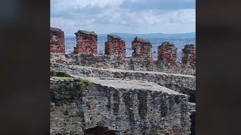 Θεσσαλονίκη: Έβαψαν με σπρέι τον Πύργο του Τριγωνίου