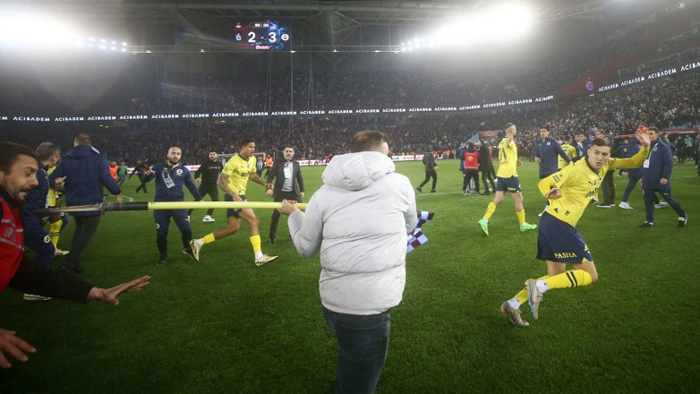 Χάος στην Τραπεζούντα: Οπαδοί της Τράμπζονσπορ έπαιξαν ξύλο με παίκτες της Φενέρ!