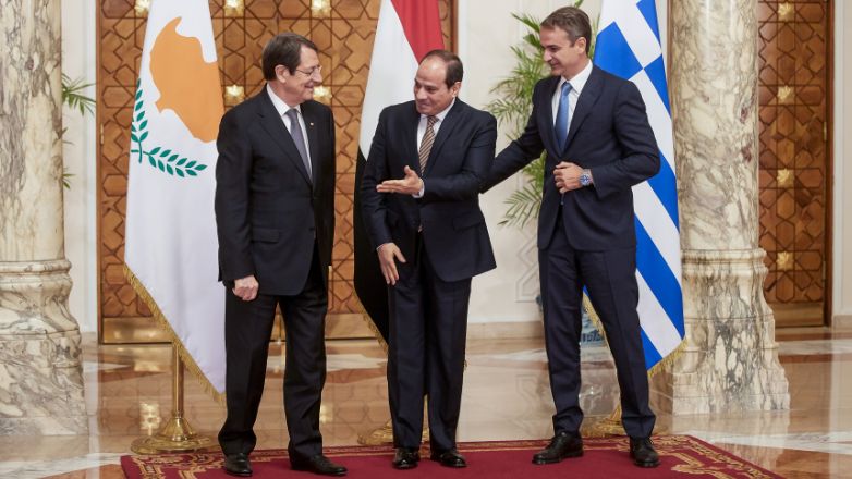 Στο Κάιρο ο Μητσοτάκης – Συμμαχία της ΕΕ με την Αίγυπτο για μεταναστευτικό και ενέργεια