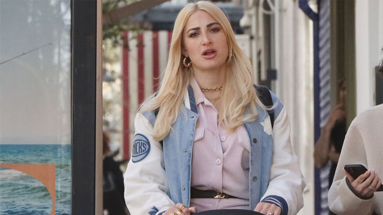 Ιωάννα Τούνη: Βόλτα στο κέντρο της Αθήνας με τον ενός έτους γιο της