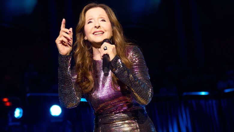 Βίκυ Λέανδρος: Ατύχημα για τη τραγουδίστρια – Έπεσε από την σκηνή στο κενό Βίκυ Λέανδρος: Ατύχημα για τη τραγουδίστρια – Έπεσε από την σκηνή στο κενό