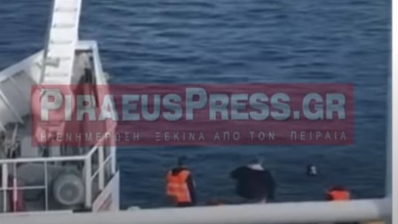 Συναγερμός στο Λιμενικό για άνδρα μέσα στην θάλασσα μεταξύ Περάματος και Σαλαμίνας