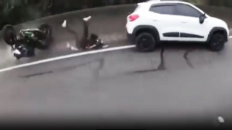 Σοκαριστικά πλάνα: Μεθυσμένος οδηγός εμβολίζει παρέα μηχανόβιων και μετά τουμπάρει το Ι.Χ. του (Βίντεο)