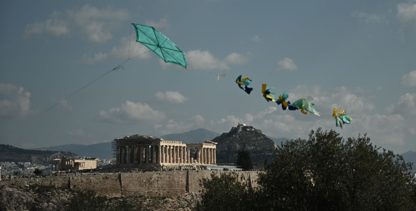 Χαρταετός πάνω από τον λόφο του Φιλοπάππου