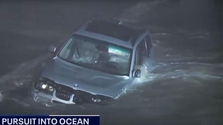 Προτίμησε να πέσει με το αμάξι στον ωκεανό, παρά να σταματήσει σε μπλόκο – Είχε και 2 σκυλιά μαζί