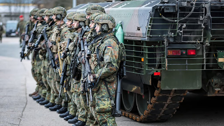 Συνεχίζουν να εγκαταλείπουν οι άντρες τους στρατούς της Ευρώπης και τώρα η στρατολόγηση στρέφεται στις γυναίκες