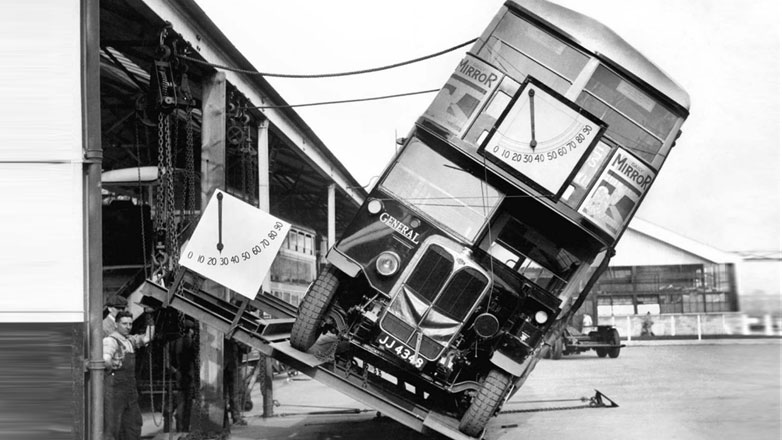 Δείτε πως τέσταραν το 1957, την σταθερότητα των κόκκινων διώροφων λεωφορείων του Λονδίνου (Βίντεο)