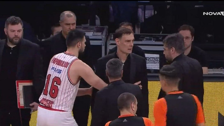 Εφές-Ολυμπιακός: Ο Μπαρτζώκας αποβλήθηκε με ντισκαλιφιέ μετά από επεισόδιο με τους διαιτητές