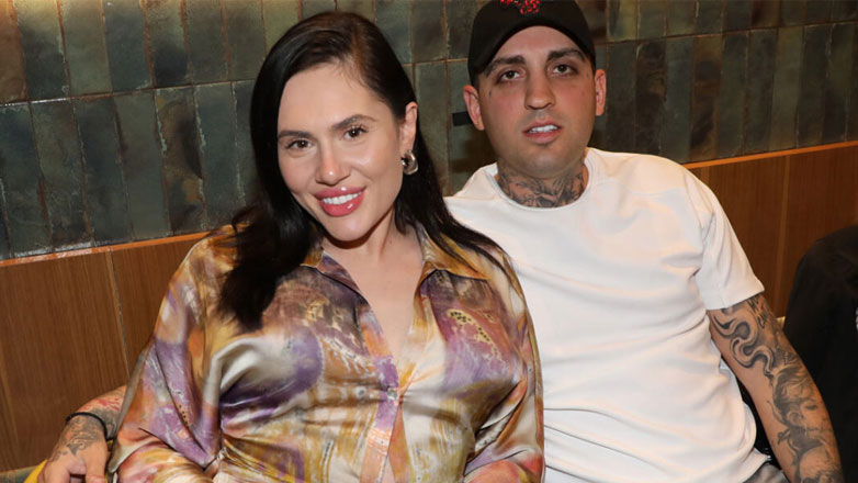 Ελέτσι – Λεμονίδης: Ευχήθηκαν «καλή Σαρακοστή» με μπουρνούζια και ελληνικές σημαίες