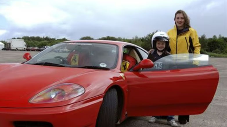 Παιδιά 10 ετών οδηγούν νόμιμα Ferrari, Lamborghini, GT-R και άλλα supercars, σε πίστα