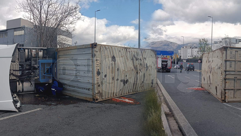 Ανετράπη νταλίκα στη γέφυρα Καλυφτάκη
