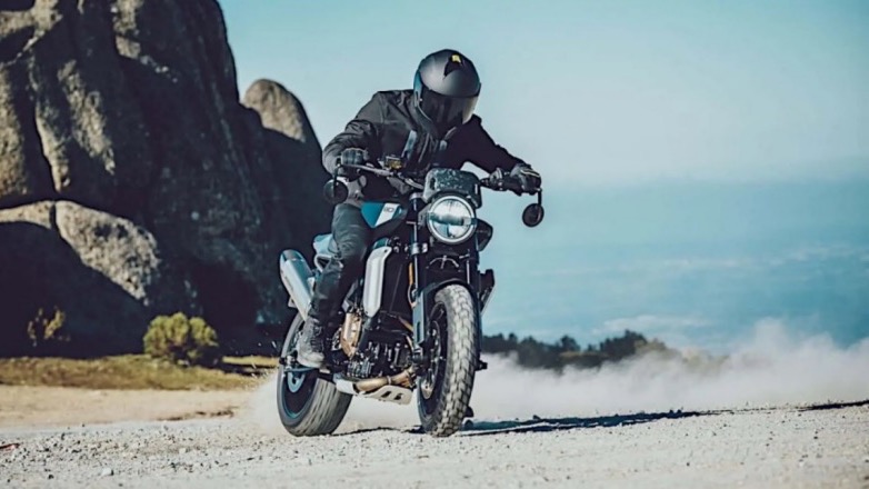 Η Husqvarna Svartpilen 801 του 2024 είναι μια μοτοσικλέτα απόδρασης