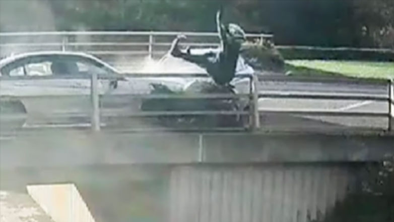 Βίντεο-σοκ από τροχαίο: Μοτοσικλετιστής εκσφενδονίστηκε από γέφυρα Βίντεο-σοκ από τροχαίο: Μοτοσικλετιστής εκσφενδονίστηκε από γέφυρα
