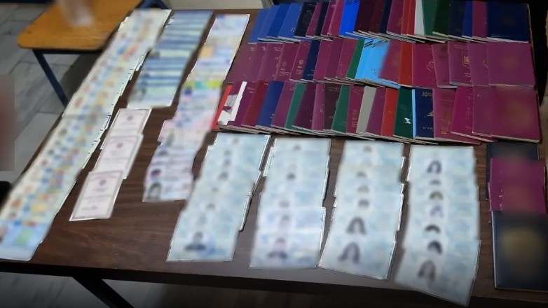 Άγιος Παντελεήμονας: Δύο συλλήψεις για διακίνηση πλαστών ταξιδιωτικών εγγράφων