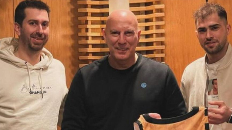 Άρης: Ο Νίκος Γκάλης συναντήθηκε με τον Βασίλη Τολιόπουλο και του έδωσε υπογεγραμμένη φανέλα